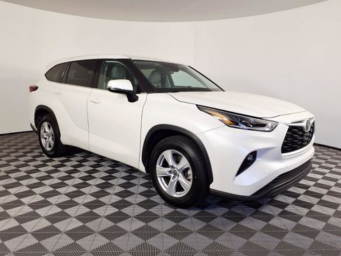 Used 2021 Toyota Highlander LE FWD image 3