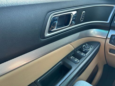 Used 2016 Ford Explorer XLT image 29