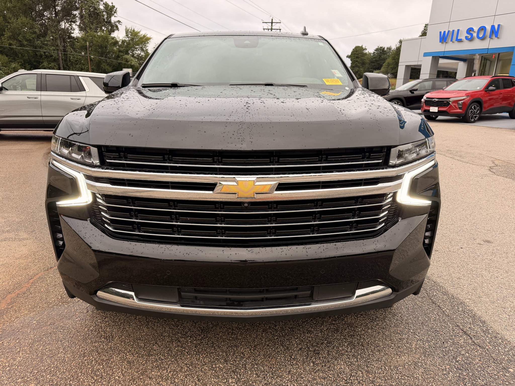 Used 2024 Chevrolet Suburban LT w/ Luxury Package AWD/4WD image 2
