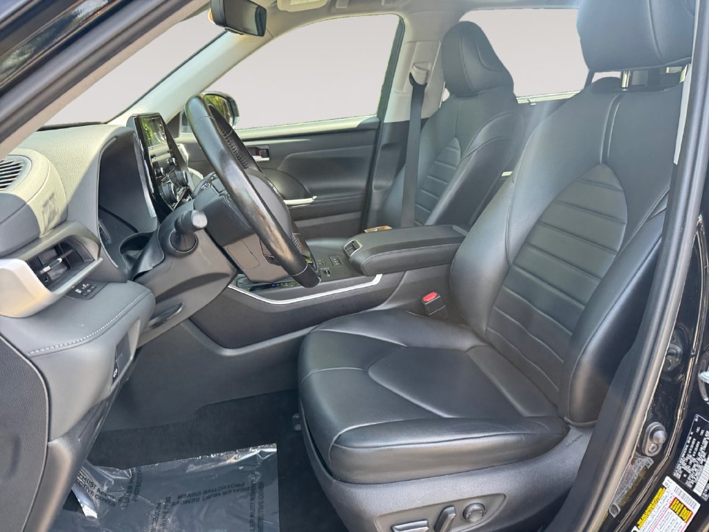 Used 2021 Toyota Highlander XLE AWD/4WD image 9