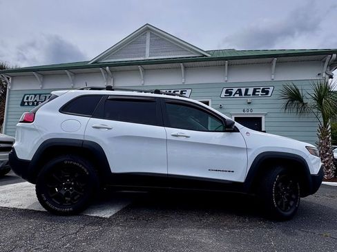 Used 2019 Jeep Cherokee Trailhawk w/ Comfort/Convenience Group AWD/4WD image 3