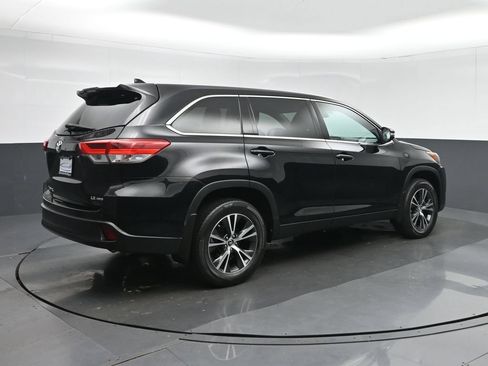 Used 2019 Toyota Highlander Plus AWD/4WD image 7