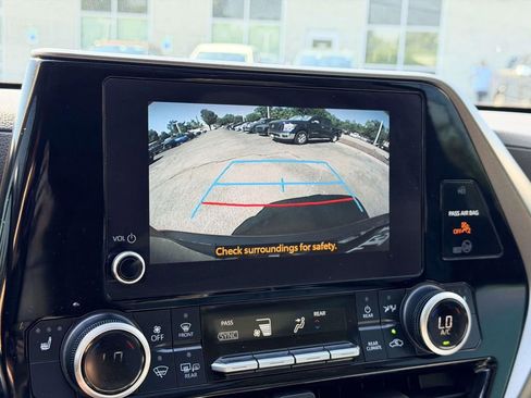 Used 2023 Toyota Highlander XLE FWD image 10