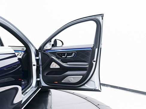 Used 2025 Mercedes-Benz Maybach S 580 4MATIC image 32