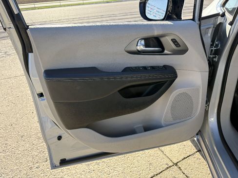 Used 2024 Chrysler Pacifica Touring-L FWD image 28