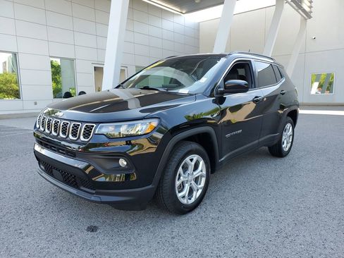 Used 2024 Jeep Compass Latitude AWD/4WD image 2