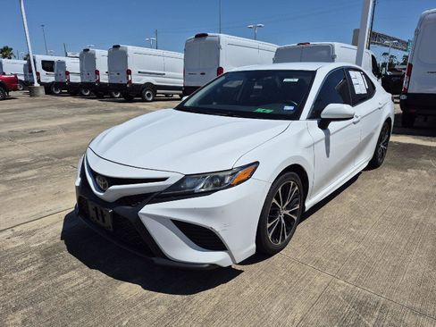 Used 2019 Toyota Camry SE FWD image 1