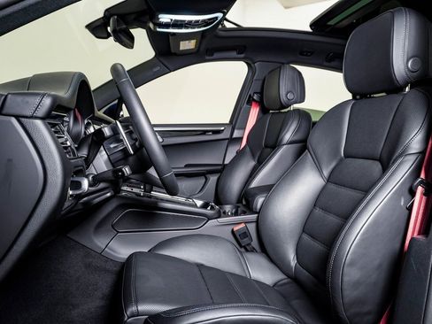 Certified 2025 Porsche Macan S w/ Premium Package Plus image 5