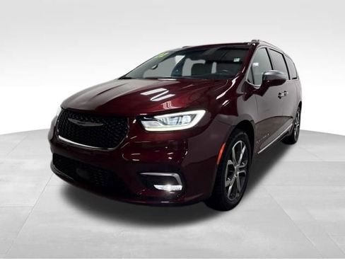 Used 2022 Chrysler Pacifica Pinnacle image 2