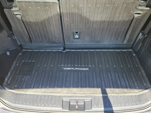 Used 2021 Toyota Highlander LE AWD/4WD image 19
