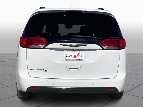 Used 2020 Chrysler Pacifica Touring-L Plus image 4
