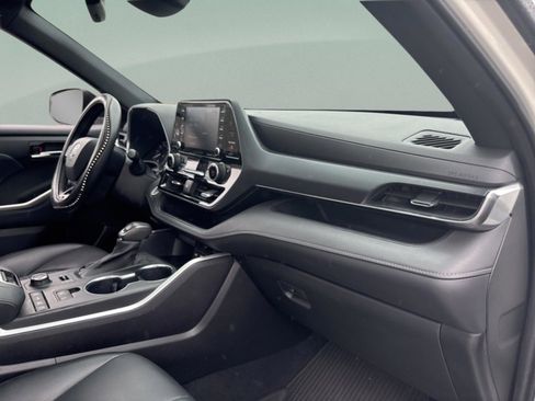 Used 2021 Toyota Highlander XSE image 32