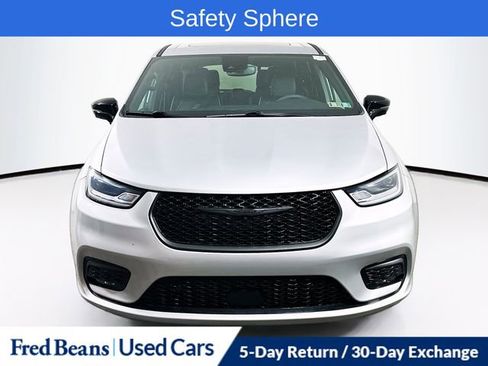Used 2023 Chrysler Pacifica Limited w/ S Appearance Package FWD image 2