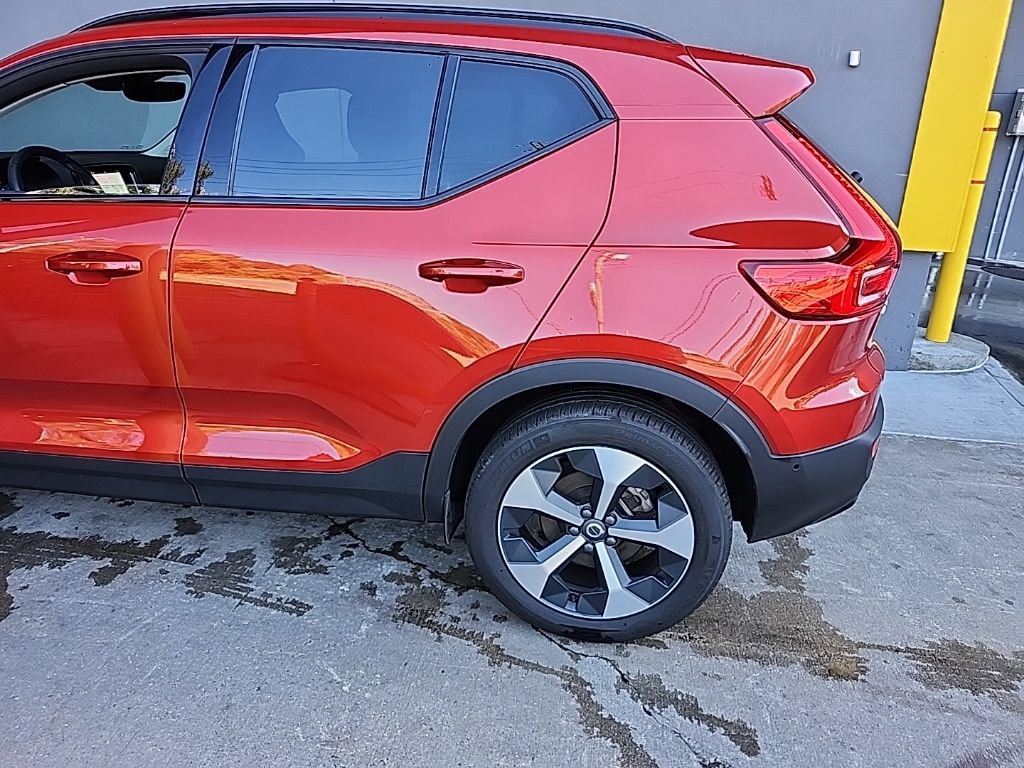 Certified 2025 Volvo XC40 B5 Plus AWD/4WD image 3