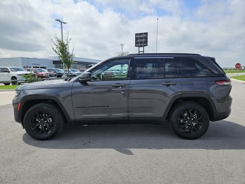 Used 2024 Jeep Grand Cherokee Altitude AWD/4WD image 4