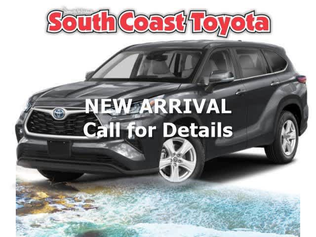 Used 2024 Toyota Highlander LE FWD image 1