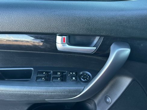 Used 2014 Kia Sorento LX image 11