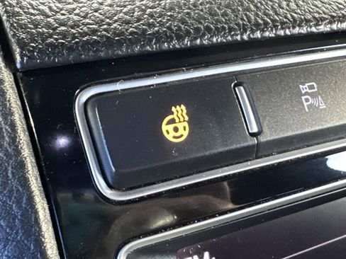 Used 2017 Volkswagen Touareg Wolfsburg Edition image 31