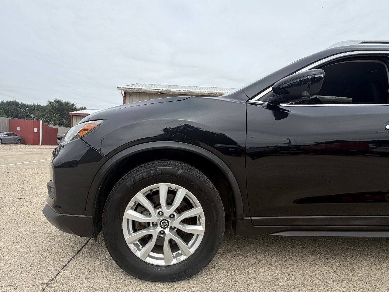 Used 2017 Nissan Rogue SV w/ SV Premium Package FWD image 10