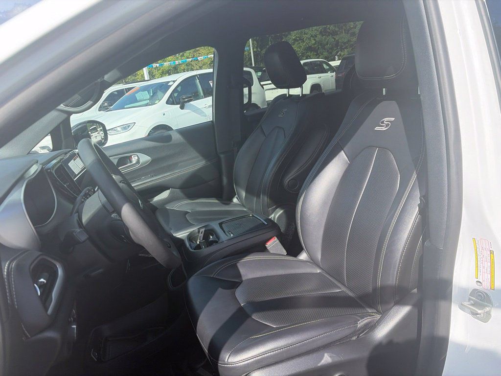 Used 2024 Chrysler Pacifica Limited FWD image 4
