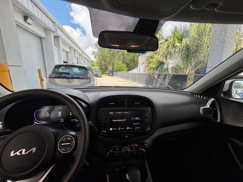 Used 2025 Kia Soul LX w/ LX Technology Package FWD image 33