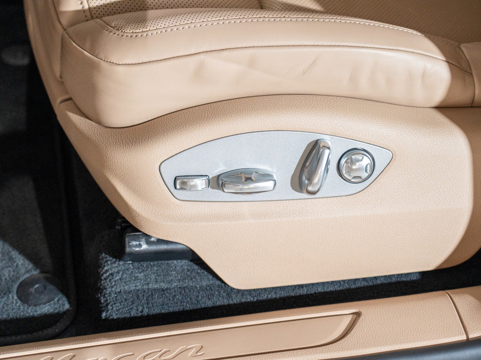 Certified 2023 Porsche Macan AWD/4WD image 13