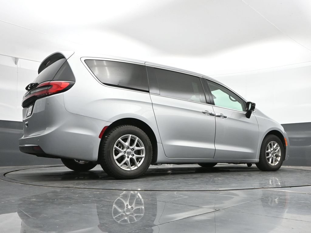 Used 2024 Chrysler Pacifica Touring-L FWD image 41