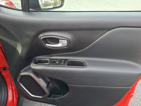 Certified 2023 Jeep Renegade Latitude image 10