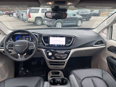 Used 2024 Chrysler Pacifica Touring-L image 21
