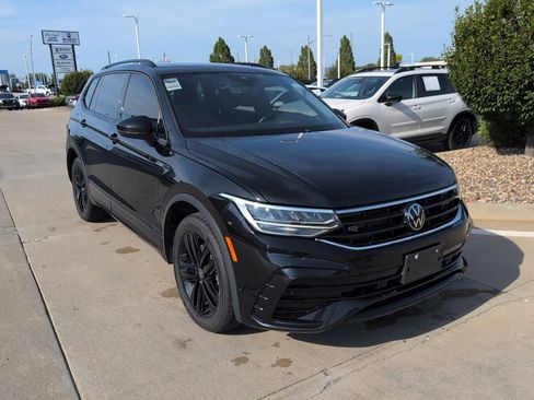 Used 2022 Volkswagen Tiguan SE R-Line image 4