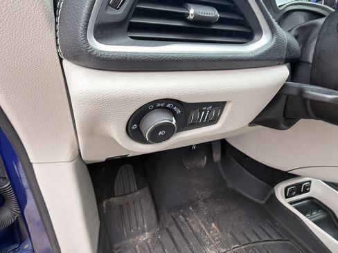 Used 2021 Chrysler Pacifica Touring-L w/ Uconnect Theater Family Group image 26