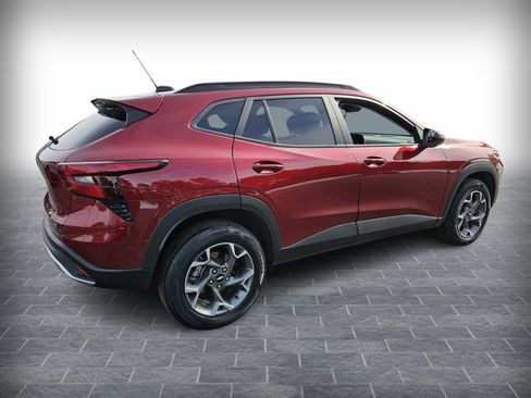 Used 2025 Chevrolet Trax LT w/ LT Convenience Package image 5