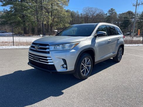 Used 2019 Toyota Highlander XLE image 2