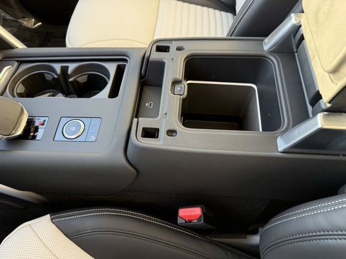 New 2026 Land Rover Discovery Limited Edition image 24