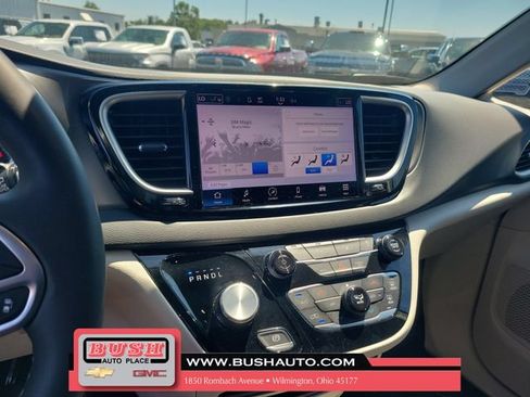 Used 2024 Chrysler Pacifica Touring-L FWD image 26