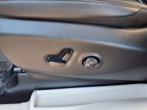 Used 2024 Chrysler Pacifica Touring-L image 23