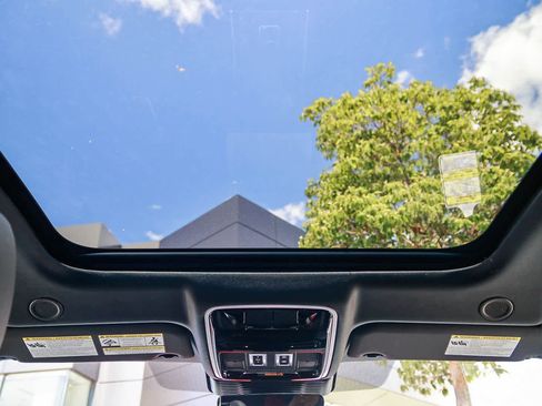 New 2026 Land Rover Range Rover Velar Dynamic SE AWD/4WD image 16