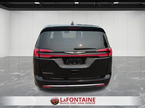 Used 2024 Chrysler Pacifica Touring-L FWD image 7