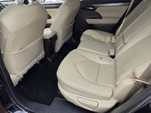 Used 2020 Toyota Highlander Limited FWD image 11