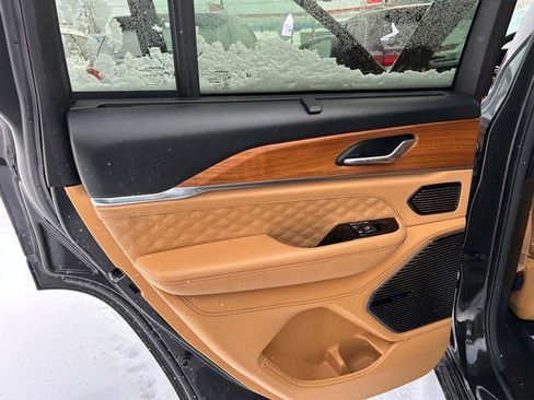 Used 2023 Jeep Grand Cherokee Summit image 9