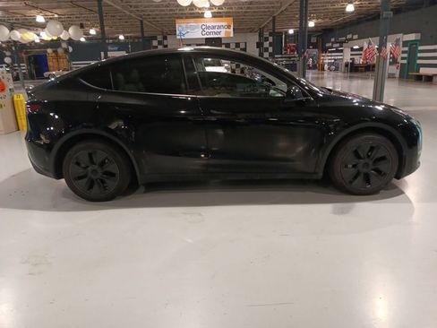 Used 2024 Tesla Model Y Long Range AWD/4WD image 7