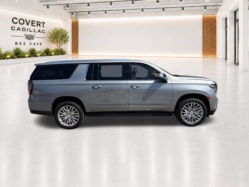 Used 2024 Chevrolet Suburban Premier w/ Advanced Technology Package AWD/4WD image 16