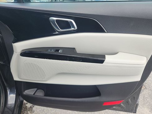 Used 2024 Kia Carnival EX FWD image 36