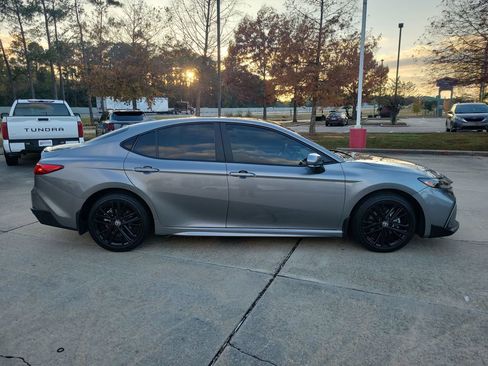 Used 2025 Toyota Camry SE image 8
