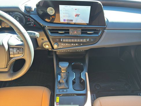 Used 2024 Lexus ES 300h Premium image 10