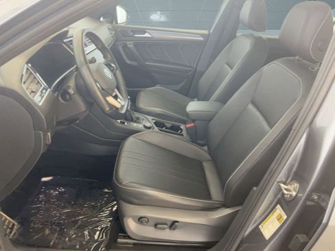 Used 2023 Volkswagen Tiguan SE R-Line image 5