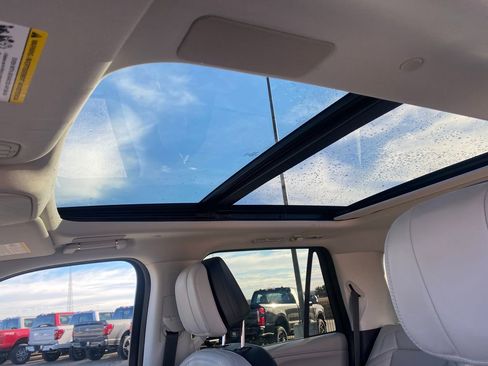 Used 2025 Lincoln Navigator Reserve image 22