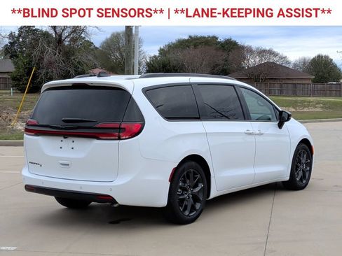 New 2026 Chrysler Pacifica Select w/ S Appearance Package FWD image 8