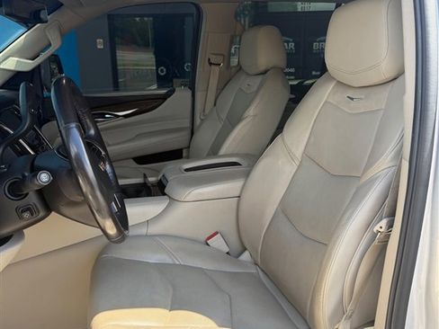 Used 2020 Cadillac Escalade Premium Luxury AWD/4WD image 17
