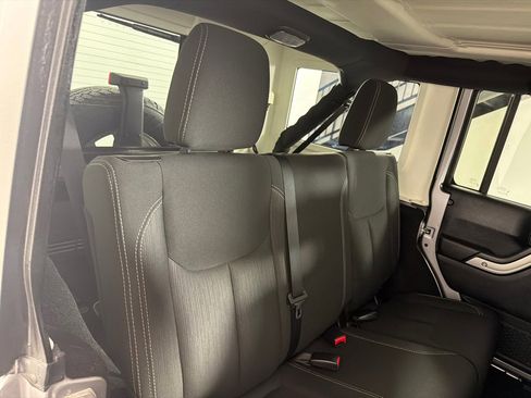 Used 2018 Jeep Wrangler Unlimited Sahara w/ Connectivity Group AWD/4WD image 21